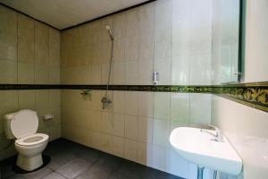 Een badkamer bij Adi Bungalow Nusa Penida RedPartner