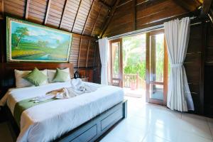 Een bed of bedden in een kamer bij Adi Bungalow Nusa Penida RedPartner