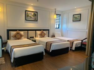 Postel nebo postele na pokoji v ubytování Khanh Linh Hotel