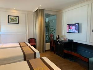 Tempat tidur dalam kamar di Khanh Linh Hotel