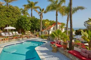 una piscina con palmeras y un complejo en Casa Laguna Hotel & Spa, en Laguna Beach