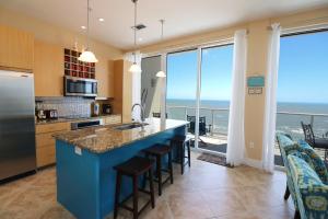 Een keuken of kitchenette bij Have your DREAM vacation at High Tide Oceanfront luxury condo 2 pools amazing resort amenities