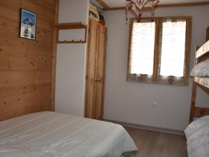 sypialnia z dwoma łóżkami piętrowymi i oknem w obiekcie Appartement familial avec parking et proche des pistes - FR-1-464-201 w mieście Pralognan-la-Vanoise