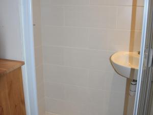 łazienka z prysznicem i umywalką w obiekcie Appartement familial avec parking et proche des pistes - FR-1-464-201 w mieście Pralognan-la-Vanoise