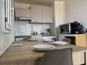 Zdjęcie z galerii obiektu Charmant Studio Climatisé avec Terrasse et Parking à 1 km de la Plage, 4 Couchages - FR-1-63-314 w mieście Lumio