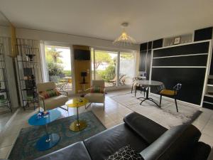 ein Wohnzimmer mit Sofa und Tisch in der Unterkunft Studio moderne avec terrasse vue plage et parking à Arcachon - FR-1-474-205 in Arcachon