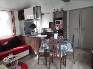 Η κουζίνα ή μικρή κουζίνα στο Mobil'home à Dolus-d'Oléron (17) avec terrasse, cuisine d'été et proche plages - 4 couchages - FR-1-246A-120 +12 φωτογραφίες