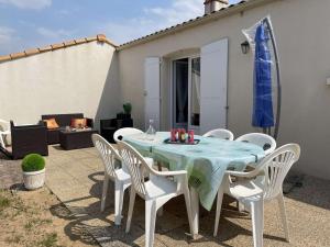 Fotografia z galérie ubytovania Maison 6 pers à 650m de la plage avec jardin clos, BBQ et Wi-Fi - FR-1-224A-53 v destinácii Brétignolles-sur-Mer