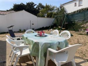 Fotografia z galérie ubytovania Maison 6 pers à 650m de la plage avec jardin clos, BBQ et Wi-Fi - FR-1-224A-53 v destinácii Brétignolles-sur-Mer