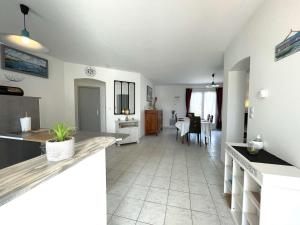 Fotografia z galérie ubytovania Maison 6 pers à 650m de la plage avec jardin clos, BBQ et Wi-Fi - FR-1-224A-53 v destinácii Brétignolles-sur-Mer