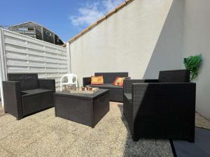 Fotografia z galérie ubytovania Maison 6 pers à 650m de la plage avec jardin clos, BBQ et Wi-Fi - FR-1-224A-53 v destinácii Brétignolles-sur-Mer