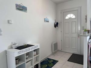 Fotografia z galérie ubytovania Maison 6 pers à 650m de la plage avec jardin clos, BBQ et Wi-Fi - FR-1-224A-53 v destinácii Brétignolles-sur-Mer + 28 fotografií