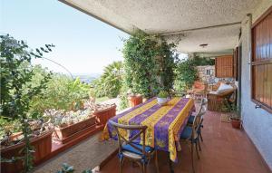 una mesa y sillas en un balcón con plantas en Ilsole en Mommio