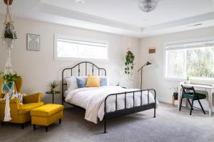 a bedroom with a bed and a yellow chair at Amorcito de Jenny in Portland