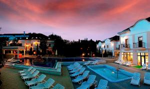 Bazén v ubytovaní Hotel Villa Völgy Wellness & Konferencia alebo v jeho blízkosti
