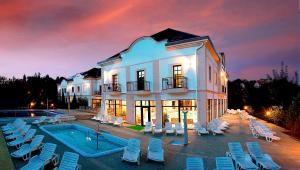 Bazén v ubytovaní Hotel Villa Völgy Wellness & Konferencia alebo v jeho blízkosti