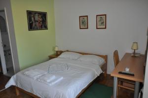 Una cama o camas en una habitación de APARTMANI PERGOLO Centar