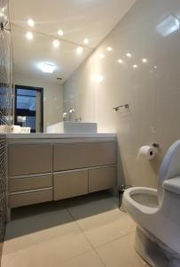 Flat Apartamento ALTÍSSIMO NÍVEL Último Andar tesisinde bir banyo