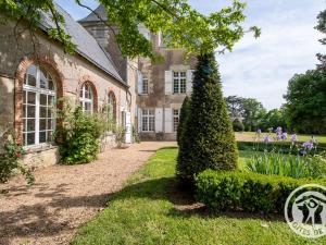 una vecchia casa in pietra con un giardino antistante di Charmant gîte familial avec parc, près des vignobles, à 30 min d’Angers - Confort et cadre raffiné. - FR-1-622-34 a Rochefort-sur-Loire