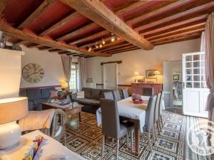 un soggiorno con un divano e un tavolo di Charmant gîte familial avec parc, près des vignobles, à 30 min d’Angers - Confort et cadre raffiné. - FR-1-622-34 a Rochefort-sur-Loire