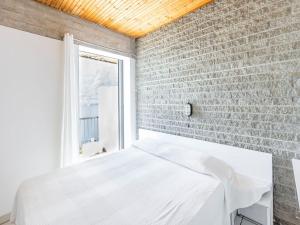 Ένα ή περισσότερα κρεβάτια σε δωμάτιο στο Scenic apartment in Pognana Lario with large terrace