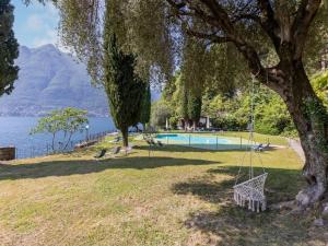 Puutarhaa majoituspaikan Scenic apartment in Pognana Lario with large terrace ulkopuolella