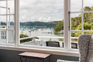 Zimmer mit Fenstern und Blick auf den Yachthafen in der Unterkunft Arcadia Lodge Russell in Russell