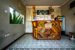 a room with a wooden door in a room at D-Anyar Stay and Surf Canggu in Canggu