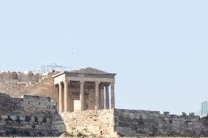uma vista para o parthenon no templo athenshenshenshens em Centrally Elegant Suite by Acropolis em Atenas