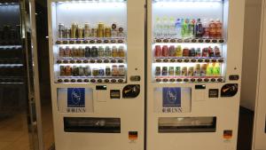 een automaat gevuld met veel flessen frisdrank bij Toyoko Inn Osaka Honmachi No2 in Osaka
