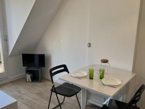 Televízia a/alebo spoločenská miestnosť v ubytovaní Appartement 2 pièces en bord de mer avec accès direct à la plage de Cabourg, proche Thalassothérapie - FR-1-487-336