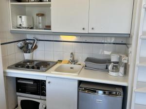 Kuchyňa alebo kuchynka v ubytovaní Appartement 2 pièces en bord de mer avec accès direct à la plage de Cabourg, proche Thalassothérapie - FR-1-487-336
