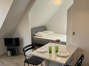 Posteľ alebo postele v izbe v ubytovaní Appartement 2 pièces en bord de mer avec accès direct à la plage de Cabourg, proche Thalassothérapie - FR-1-487-336