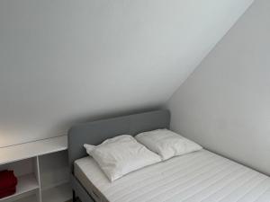 Posteľ alebo postele v izbe v ubytovaní Appartement 2 pièces en bord de mer avec accès direct à la plage de Cabourg, proche Thalassothérapie - FR-1-487-336