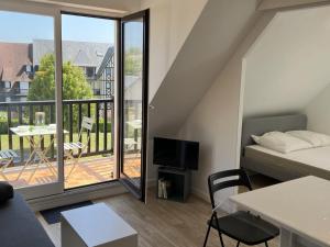 Posteľ alebo postele v izbe v ubytovaní Appartement 2 pièces en bord de mer avec accès direct à la plage de Cabourg, proche Thalassothérapie - FR-1-487-336