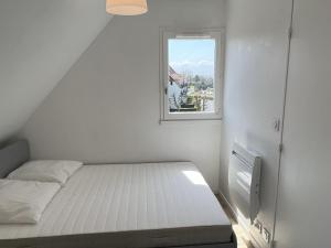 Posteľ alebo postele v izbe v ubytovaní Appartement 2 pièces en bord de mer avec accès direct à la plage de Cabourg, proche Thalassothérapie - FR-1-487-336