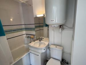 Kúpeľňa v ubytovaní Appartement 2 pièces en bord de mer avec accès direct à la plage de Cabourg, proche Thalassothérapie - FR-1-487-336
