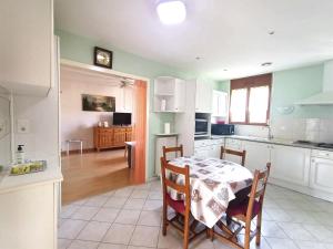 Kuchyňa alebo kuchynka v ubytovaní Spacieux T3 à Aix-les-Bains entre Ville et Lac avec Balcon et Wi-Fi ! - FR-1-555-62 + 8 fotografií