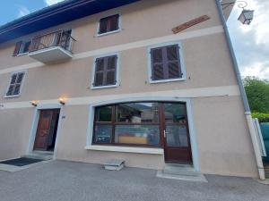 a building with glass doors and a balcony at Cosy appartement au centre de Morillon, proche télécabine, balcon et parking - FR-1-624-104 in Morillon +5 photos