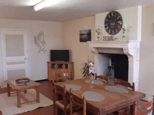 RosnayにあるMaison de plain-pied avec étang, draps et ménage inclus - FR-1-591-352のダイニングルーム(テーブル、壁掛け時計付)