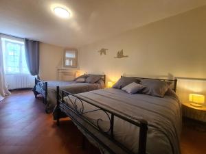 RosnayにあるMaison de plain-pied avec étang, draps et ménage inclus - FR-1-591-352のベッド2台と窓のある寝室