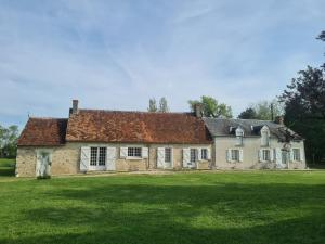 RosnayにあるMaison de plain-pied avec étang, draps et ménage inclus - FR-1-591-352の古い石造りの家