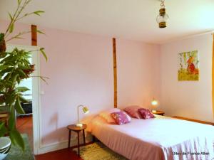 1 dormitorio con 1 cama y una maceta en Gîte Lurcy-Lévis, 2 pièces, 3 personnes - FR-1-489-376, en Lurcy-Lévis