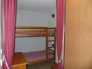 Cette chambre comprend 2 lits superposés avec des rideaux roses. dans l'établissement Appartement Valfréjus, 2 pièces, 6 personnes - FR-1-561-93, à Valfréjus