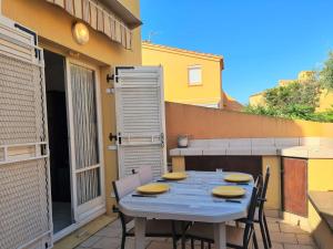 Balkón alebo terasa v ubytovaní Appartement RDC avec Jardin, Proche Plage - 4 Couchages, Cap d'Agde - FR-1-249-374 + 8 fotografií