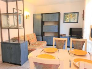 Televízia a/alebo spoločenská miestnosť v ubytovaní Appartement RDC avec Jardin, Proche Plage - 4 Couchages, Cap d'Agde - FR-1-249-374