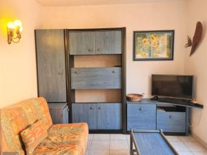 Televízia a/alebo spoločenská miestnosť v ubytovaní Appartement RDC avec Jardin, Proche Plage - 4 Couchages, Cap d'Agde - FR-1-249-374