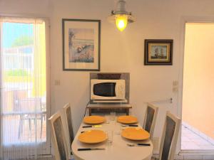 Kuchyňa alebo kuchynka v ubytovaní Appartement RDC avec Jardin, Proche Plage - 4 Couchages, Cap d'Agde - FR-1-249-374