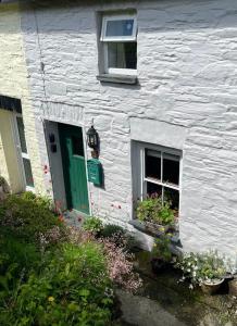 ClynderwenにあるY Terasの白い建物(緑のドア、窓2つ付)