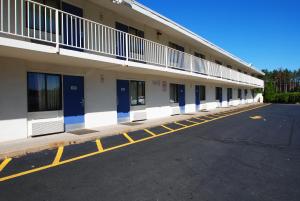 un aparcamiento vacío frente a un edificio en Motel 6-Chicopee, MA - Springfield, en Chicopee